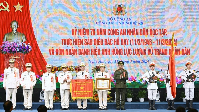 Thừa ủy quyền của Chủ tịch nước, Đại tướng Tô Lâm, Ủy viên Bộ Chính trị, Bộ trưởng Công an trao tặng danh hiệu Anh hùng Lực lượng vũ trang nhân dân cho Công an tỉnh Nghệ An.
