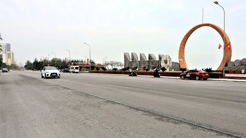 Đường Bình Minh, đoạn đường trước Quảng trường Bình Minh có tốc độ thi công nhanh nhất, đạt hơn 98% khối lượng công việc. Hiện phương tiện giao thông đã có thể lưu thông được cả hai phía.