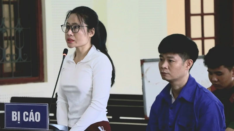 Hai bị cáo Trần Văn Giang và Nguyễn Thị Thắm tại phiên tòa sơ thẩm.