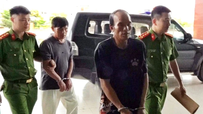 Hai đối tượng Lương Văn Bún và Lê Văn Điền được di lý về Cơ quan Cảnh sát Điều tra, Công an tỉnh Nghệ An.