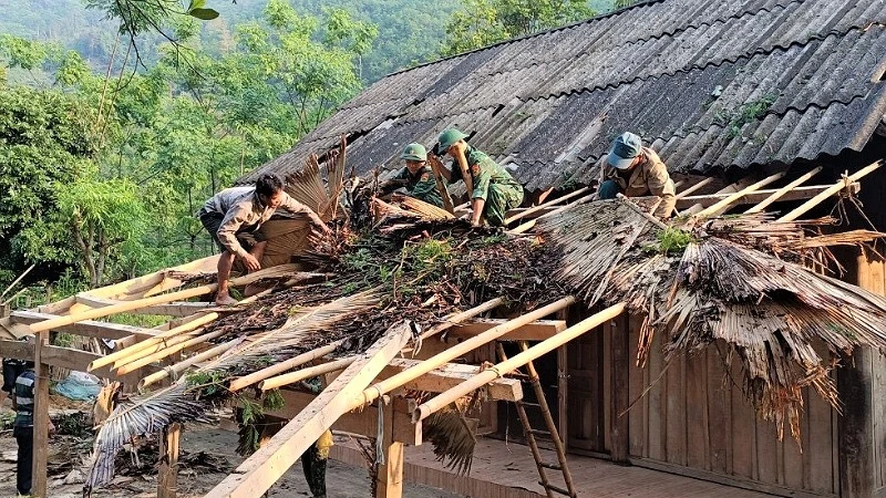Cán bộ, chiến sĩ Bộ đội Biên phòng Nghệ An hỗ trợ người dân các huyện miền núi sửa chữa nhà cửa.
