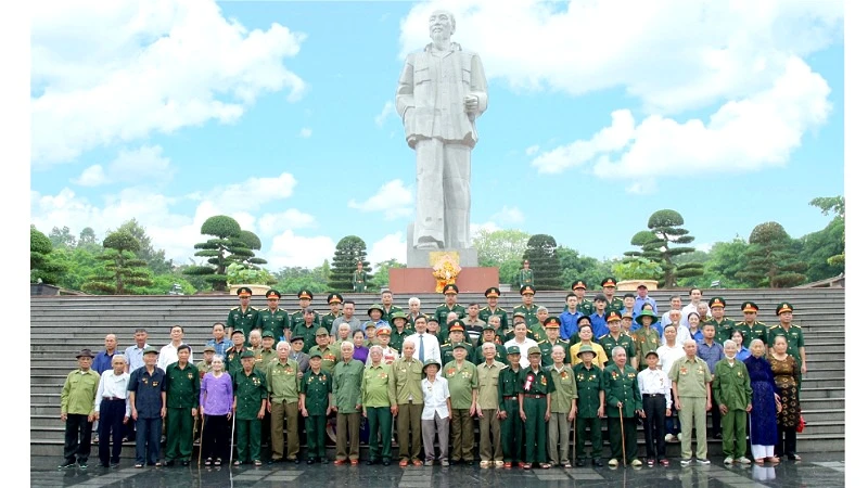 Các đại biểu tham dự buổi Gặp mặt dâng hương và chụp ảnh lưu niệm tại Quảng trường Hồ Chí Minh (thành phố Vinh, tỉnh Nghệ An).