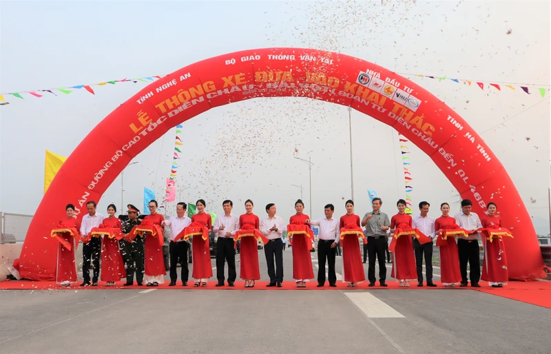 Phó Thủ tướng Chính phủ Trần Hồng Hà cùng các đại biểu thực hiện nghi thức cắt băng thông xe.