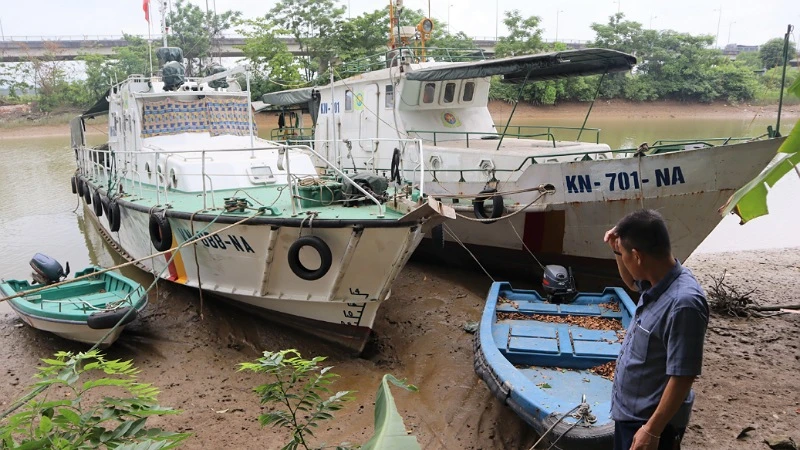 2 tàu kiểm ngư neo đậu tại âu tàu ở sông Lam suốt cả tháng qua.