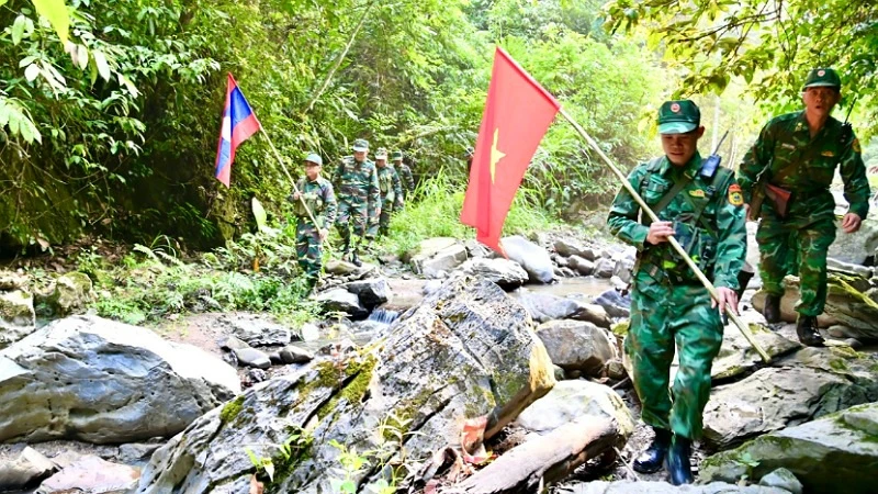 Đội hình tuần tra của Bộ chỉ huy Bộ đội Biên phòng tỉnh Nghệ An và Bộ Chỉ huy Quân sự tỉnh Xiêng Khoảng thực hiện tuần tra ở đoạn biên giới có địa hình phức tạp.