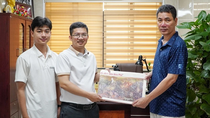 Trao tặng phụ san tranh panorama “Chiến dịch Điện Biên Phủ” tới Đoàn Thanh niên Trường đại học Vinh.