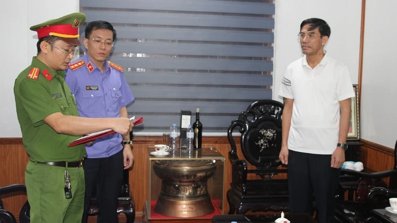 Cơ quan chức năng đọc lệnh bắt bị can để tạm giam đối với ông Doãn Tiến Dũng, Phó Bí thư Thị ủy, Chủ tịch Ủy ban nhân dân thị xã Cửa Lò vào ngày 24/5. 