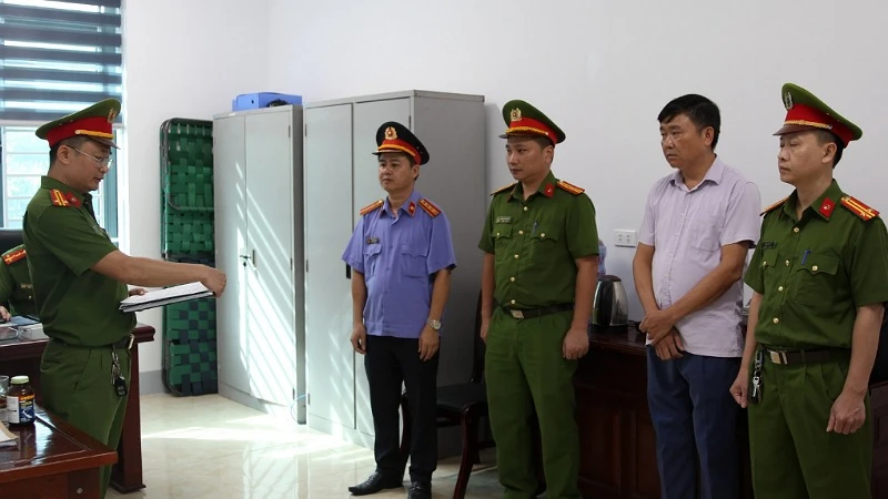 Cơ quan chức năng tống đạt quyết định khởi tố bị can đối với Nguyễn Trường Thi.