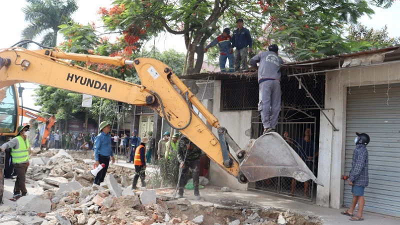 Cơ quan chức năng tổ chức bảo vệ thi công bắt đầu từ 7 giờ 30 phút, ngày 18/6.