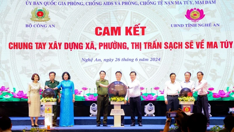 Phó Thủ tướng Chính phủ Lê Thành Long; Trung tướng Lê Quốc Hùng, Thứ trưởng Công an và các đại biểu thực hiện nghi thức cam kết chung tay phòng, chống ma túy - Vì một cộng đồng khỏe mạnh, an toàn.