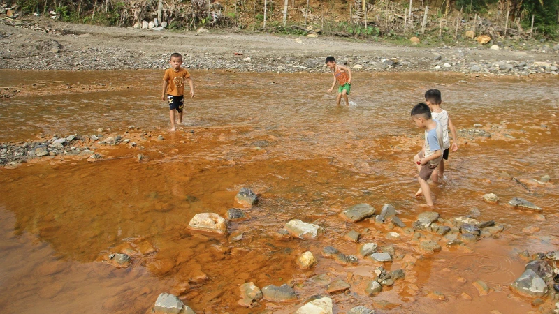 Nước suối Nậm Huống từ trong vắt đổi sang màu vàng sẫm, nhiều bùn.