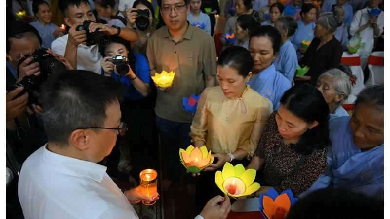 Đồng chí Lê Quốc Minh, Ủy viên Trung ương Đảng, Tổng Biên tập Báo Nhân Dân, Phó Trưởng Ban Tuyên giáo Trung ương, Chủ tịch Hội Nhà báo Việt Nam truyền đăng, lan tỏa tấm lòng thành kính, tri ân sâu sắc các Anh hùng, liệt sĩ nhà báo.