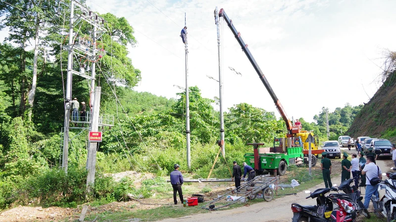 Bộ Chỉ huy Bộ đội Biên phòng tỉnh Nghệ An và lãnh đạo huyện Con Cuông kiểm tra điểm đấu nối đầu điện cho Đồn Biên phòng Châu Khê.