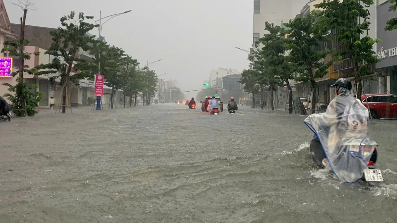 Phương tiện di chuyển khó khăn trên đường Nguyễn Văn Cừ.