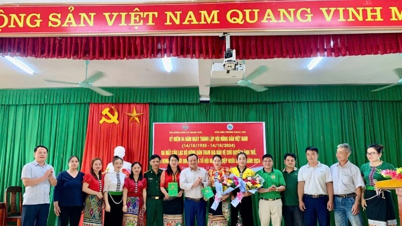 Lãnh đạo Hội nông dân huyện Thanh Chương và Đồn Biên phòng Ngọc Lâm tặng hoa chúc mừng Câu lạc bộ.