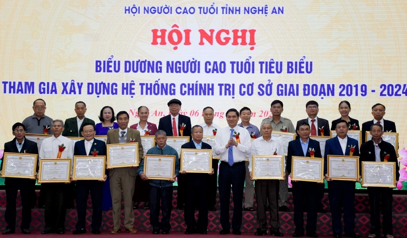 Đồng chí Hoàng Nghĩa Hiếu, Phó Bí thư Thường trực Tỉnh ủy Nghệ An trao Bằng khen cho các hội viên tiêu biểu. (Ảnh: CÔNG KIÊN)