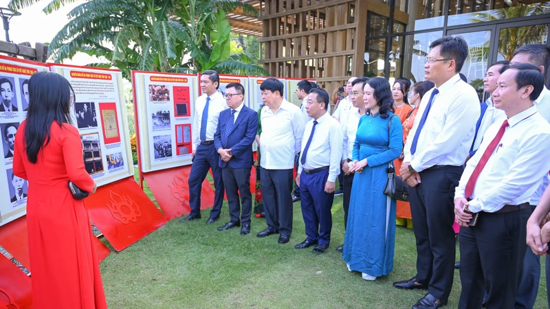 Các đại biểu tham quan trưng bày hình ảnh tư liệu về phong trào Xô viết Nghệ Tĩnh.