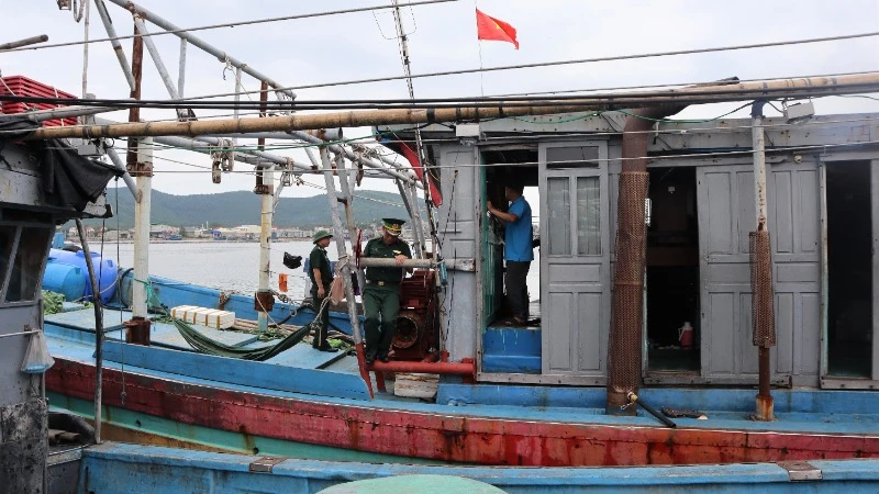 Cán bộ Đồn Biên phòng Quỳnh Phương, Bộ đội Biên phòng Nghệ An kiểm tra, nhắc nhở ngư dân tuân thủ các quy định về khai thác thủy sản.