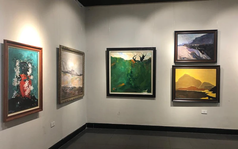 Các tác phẩm trưng bày tại triển lãm tranh "Giai điệu màu".