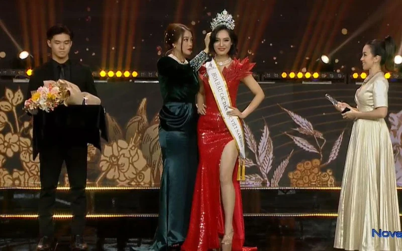 Bà Trương Ngọc Ánh, Trưởng Ban tổ chức cuộc thi trao vương miện Hoa hậu cho Nông Thúy Hằng. (Ảnh chụp màn hình)