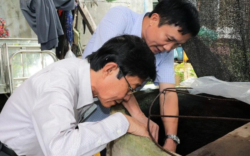 Cán bộ Trung tâm Kiểm soát bệnh tật Đồng Nai giám sát, xử lý ổ dịch sốt xuất huyết tại huyện Tân Phú.