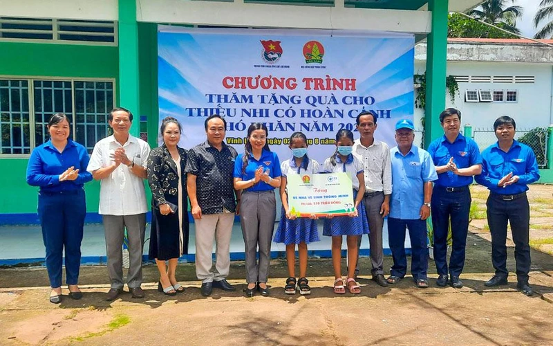 Bí thư Trung ương Đoàn Nguyễn Phạm Duy Trang tặng quà cho thiếu nhi có hoàn cảnh khó khăn tại xã Bình Phước. 