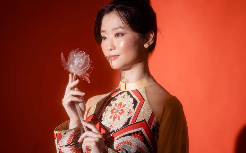 Nữ diễn viên Nakatani Akari trong bộ sưu tập áo dài từ Obi của Ngọc Hân. (Ảnh: Ngọc Hân cung cấp)