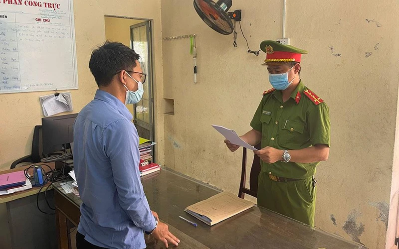 Cơ quan cảnh sát điều tra Công an TP Đà Nẵng tống đạt quyết định khởi tố vụ án, bắt tạm giam Lê Đức Pháp.