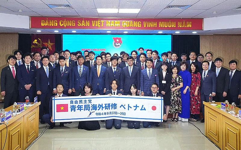 Các đại biểu Trung ương Đoàn và Ban Thanh niên của Đảng LDP (Nhật Bản) tại buổi làm việc. Dòng chữ trên biểu ngữ là “Đoàn đại biểu Ban Thanh niên của Đảng LDP thăm và làm việc tại Việt Nam”.
