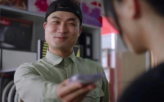 Duy Hưng với biểu cảm hài hước trong một cảnh quay. (Ảnh: VTVgo)