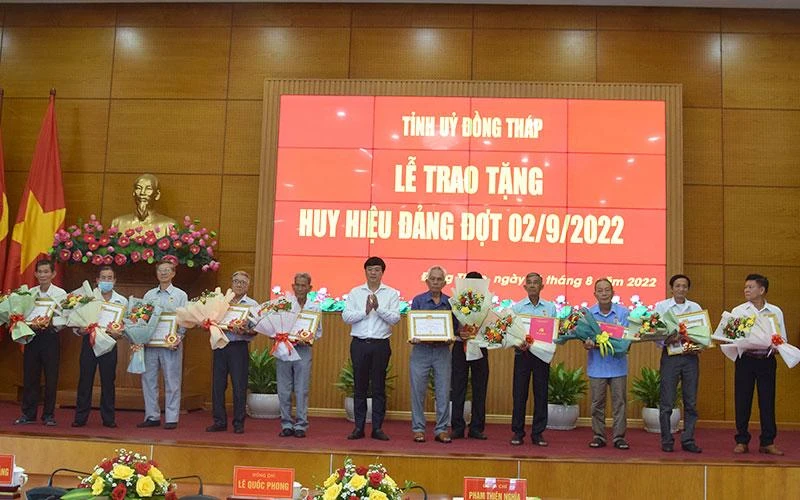 Bí thư Tỉnh ủy Đồng Tháp Lê Quốc Phong trao Huy hiệu đảng cho các đảng viên.