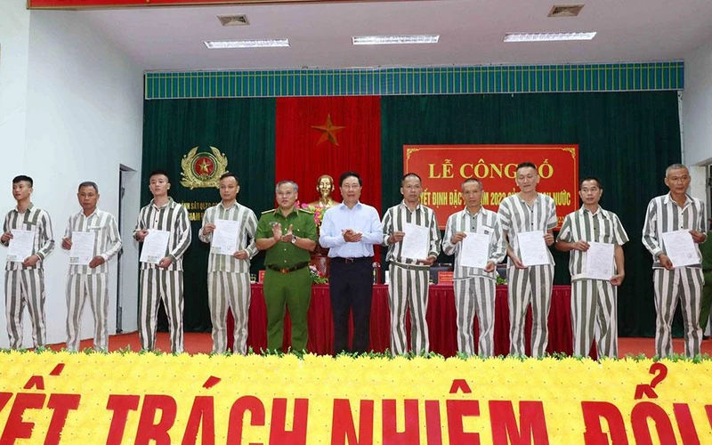 Phó Thủ tướng Thường trực Chính phủ Phạm Bình Minh và Thứ trưởng Công an, Thiếu tướng Nguyễn Văn Long trao quyết định đặc xá và căn cước công dân cho 5 phạm nhân đại diện và trao quyết định đặc xá cho 5 phạm nhân quốc tịch nước ngoài.