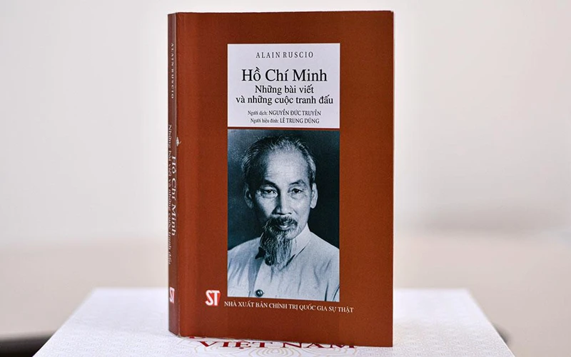 Cuốn “Hồ Chí Minh: Những bài viết và những cuộc tranh đấu”. (Ảnh: Ban tổ chức giải cung cấp)