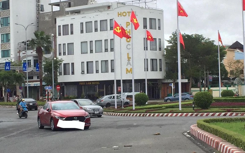Tại khu vực bùng binh đường Nguyễn Tất Thành-cầu Thuận Phước có sáu xe ô-tô mắc cạn.