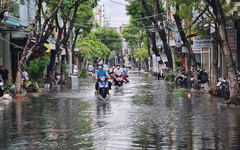 Một số tuyến phố tại Đà Nẵng còn ngập.