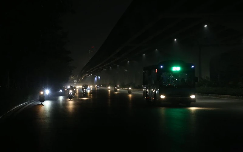 Đường Phạm Văn Đồng nhiều đoạn vẫn tối om, không bảo đảm an toàn giao thông.