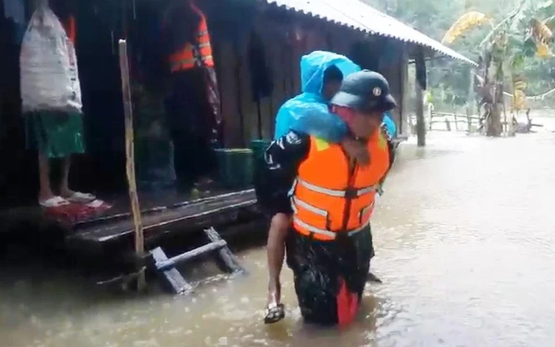 Bộ đội biên phòng hỗ trợ sơ tán người dân bản Mít Cát, xã Kim Thủy ra khỏi vùng ngập lụt .