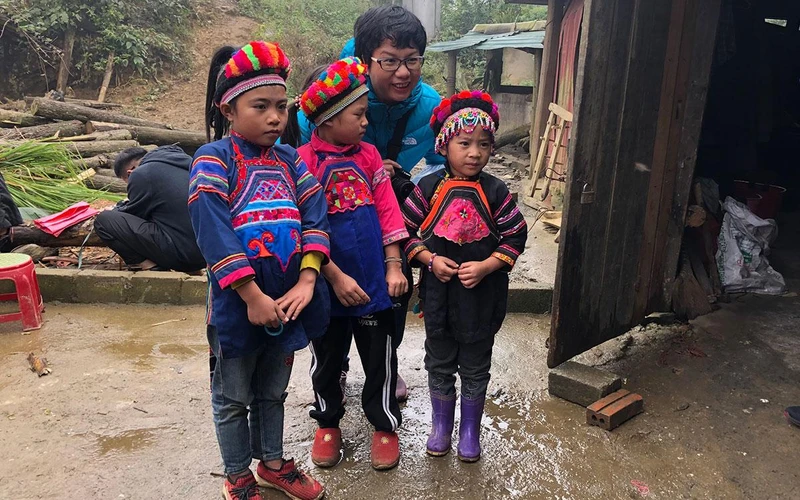 Chị Thái Huyền Nga cùng các em nhỏ người Phù Lá tại xã Tà Chải, huyện Bắc Hà, Lào Cai.