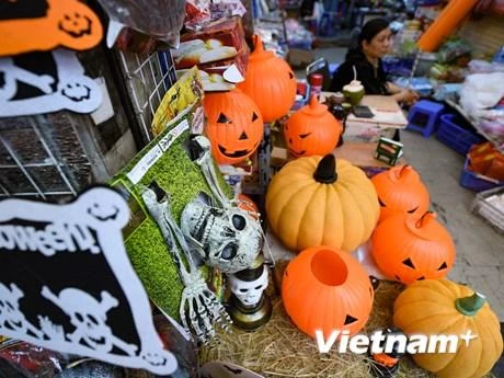 Các mặt hàng Halloween bày bán tại phố Hàng Mã. (Ảnh: TTXVN)