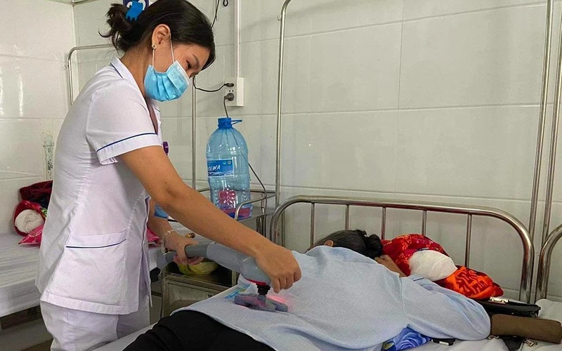 Điều trị cho bệnh nhân tại Bệnh viện Y dược cổ truyền Quảng Bình.