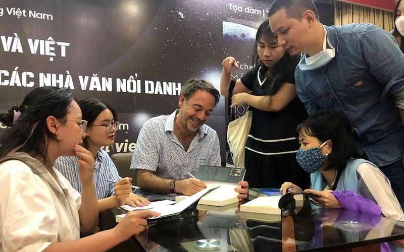 Nhà văn Michel Bussi ký tặng sách cho bạn đọc Việt Nam trong sự kiện tọa đàm, giao lưu do Nhã Nam tổ chức.