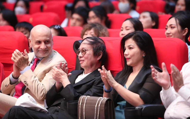 Đạo diễn, NSND Đặng Nhật Minh trong buổi ra mắt phim tại Trung tâm chiếu phim quốc gia. (Ảnh: KHIẾU MINH)