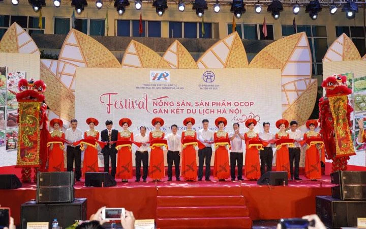 Cắt băng khai mạc chương trình Festival Nông sản, sản phẩm OCOP gắn kết du lịch Hà Nội năm 2022.