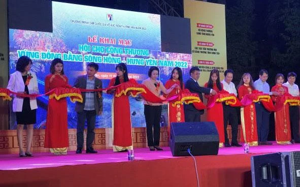 Cắt băng khai mạc Hội chợ Công thương vùng Đồng bằng Sông Hồng năm 2022, tại Quảng trường Nguyễn Văn Linh, thành phố Hưng Yên.