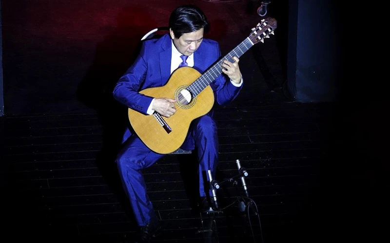 Giáo sư, Nghệ sĩ Đặng Ngọc Long biểu diễn trong đêm Liên hoan Guitar quốc tế tại Berlin 15/10/2022.
