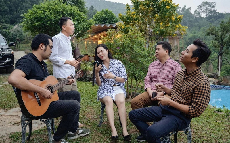 Các ca sĩ tập luyện tại trang trại nhà NSƯT Việt Hoàn.