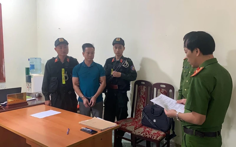 Cơ quan điều tra công an tỉnh Điện Biên thi hành Lệnh bắt tạm giam Trần Duy Tuấn. 