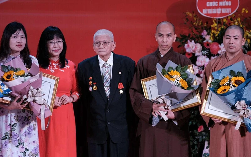 GS Nguyễn Ngọc San và các nghiên cứu sinh, học viên cao học và sinh viên đoạt giải thưởng. (Ảnh: Đại học Sư phạm Hà Nội)