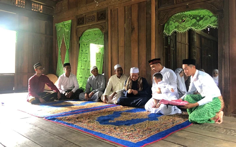 Nghi lễ cắt tóc và đặt tên cho trẻ của người Chăm Islam.