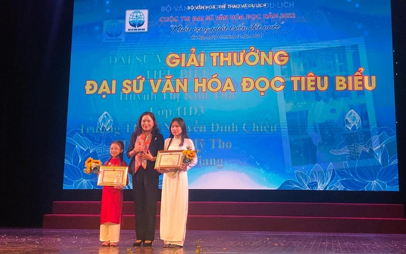 Hai tác giả giành giải Đại sứ Văn hóa đọc tiêu biểu năm 2022.